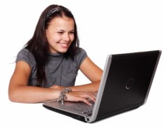 girl_using_laptop